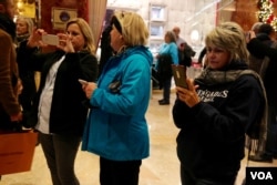 Tourists flock to Trump Tower, hoping for a glimpse of (or a selfie with) a politician or high-level business leader visiting President-elect Donald Trump in New York, Dec. 12, 2016. (R. Taylor/VOA)