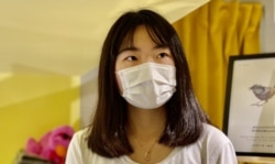 被控香港国安法第23条“串谋煽动他人实施颠覆国家政权罪”的贤学思政前发言人，18岁的朱慧盈 (美国之音/汤惠芸)