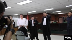 Mantan ketua Umum Partai Demokrat, Anas Urbaningrum divonis 8 tahun penjara oleh Majelis Hakim Tipikor, di Jakarta Rabu 24/9 (foto: VOA/Fathiyah).