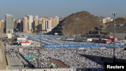 حاجیان د شیطان د ویشتلو لپاره منا ته د تګ په حال کې