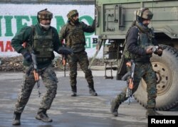 인도군들이 18일 자군과 카슈미르 반군 간 교전이 벌어진 현장에 도착했다.