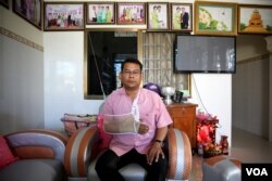 រូបឯកសារ៖ តំណាងរាស្ត្រ​របស់​គណបក្ស​សង្គ្រោះ​ជាតិ​មណ្ឌល​កំពង់ចាម​ លោក​ ញ៉យ ចំរើន អង្គុយ​ក្នុង​ផ្ទះ​របស់​លោក​ក្នុង​ក្រុង​ភ្នំពេញ​ នា​ថ្ងៃ​ទី​២៦ ខែ​វិចិ្ឆកា ​ឆ្នាំ​២០១៥។ (នៅ វណ្ណារិន/VOA)