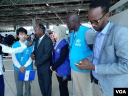 An official from Somalia’s foreign ministry talks to reporters after receiving Somali migrants from Libya in Mogadishu, Feb. 17, 2018. (H.K. Qoyste/VOA)
