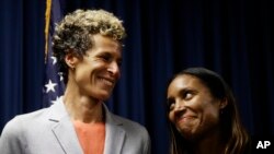 ARHIVA Andrea Konstand na konferenciji za novinare sa tužiteljkom Kirsten Feden, nakon što je Bil Kozbi osuđen na tri do deset godina zatvora zbog seksualnog napada, 25. septembra 2018.