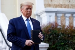 Predsednik Tramp ispred crkve Svetog Jovana sa Biblijom u ruci (Foto: AP/Patrick Semansky)