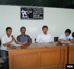 Peringatan 1 tahun Insiden Cikeusik, dari kiri: pendamping Ahmadiyah, Firdaus Mubarik, Muhammad Isnur (LBH Jakarta), Zaenal Abidin (Elsam), dan Abdul Kadir Wokubun.