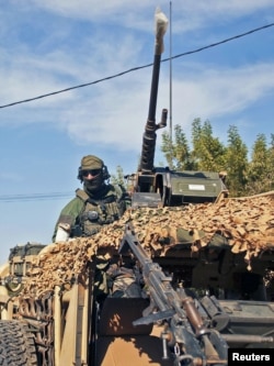 A French elite Special Operations soldier drives through the town of Markala, about 275 km (171 miles) from the capital Bamako, January 15, 2013, to meet Malian soldiers and organize a counter-attack in the jihadist-held town of Diabaly.