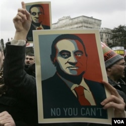 Demonstrasi menentang Mubarak juga berlangsung di Masjid Beyazit, di Istanbul Jumat (4/2). Demonstran Turki membawa poster membalikkan slogan Presiden Obama: "Yes, We Can".