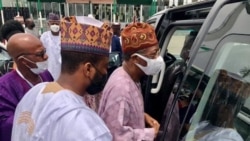 Lai Mohamed a lokacin da yake duba wata mota da aka hada a Najeriya (Facebook/Min. of Information)