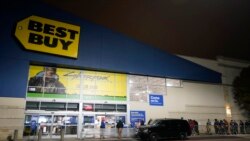 Kupci čekaju u redu ispred prodavnice elektronike Best baj u predgrađu Dalasa u Teksasu, 27. novembra 2020.
