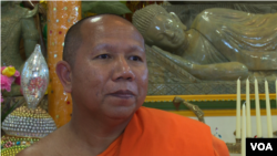 ព្រះតេជគុណ​ ប្រាជ្ញ សារ៉ាន់ ​ជា​ព្រះចៅ​អធិការ​វត្ត​ខ្មែរ​ចរចា ដែល​ស្ថិត​នៅ​ភាគ​ខាង​កើត​ទីក្រុង​អាត្លង់តា រដ្ឋចរចា សហរដ្ឋ​អាមេរិក។ (ពិន ស៊ីសុវណ្ណ/VOA)