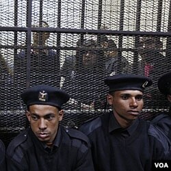 Polisi menjaga sidang para aktivis HSM di Kairo (26/2). Para aktivis AS yang diajukan ke pengadilan Mesir, boleh meninggalkan Mesir dengan uang jaminan.