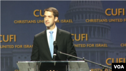 科顿参议员2018年7月在一场活动中讲话（美国之音照片）