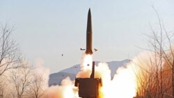 북한이 북한이 철도기동 미사일연대의 검열 사격훈련을 실시했다며 열차에서 미사일을 발사하는 사진을 공개했다.