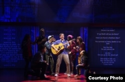 한국 남자 주인공 ‘국민성’이 기차를 치며 노래를 부르고 있다. 사진제공=Joan Marcus, The public Theater