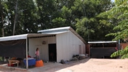 អ៊ិន រដ្ឋា មាន​វ័យ​២៧ឆ្នាំ ឈរ​នៅ​ផ្ទះ​របស់​អ្នកស្រី នៅក្នុង​ស្រុក​កំពង់ត្រឡាច ខេត្តកំពង់ឆ្នាំង ដែល​ទើប​តែ​សង់​ហើយ​ប្រហែល​មួយ​ឆ្នាំ​មុន បន្ទាប់ពី​អ្នកស្រី​និង​គ្រួសារ​របស់​អ្នកស្រី​យក​ប្រាក់​កម្ចី​ពី​មីក្រូហិរញ្ញវត្ថុ​ក្រេឌីត ចំនួន $១០០០០។ (ផន បុប្ផា/VOA)