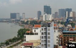 A rooftop bar along the riverside of Phnom Penh capital, Cambodia, May 11, 2019. (Khan Sokummono/VOA Khmer)