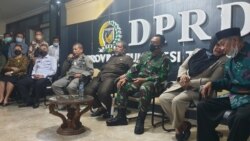 Konferensi Pers di gedung DPRD Sulteng usai Rapat Dengar Pendapat menyikapi situasi dan kondisi keamanan di Poso, Rabu (2/6/2021). (Foto : VOA/Yoanes Litha)