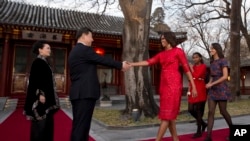 米歇尔.奥巴马身着美国印度裔设计师纳伊.姆汗设计的大红透纱玫瑰花图案七分袖连衣裙与中国家主席习近平会晤