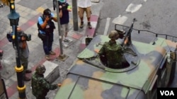 An armored vehicle rolls through the intersection adjacent to where a small anti-coup rally occurred in Bangkok, Thailand, June 1, 2014. (Steve Herman/VOA)
