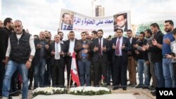 Supporters of Prime Minister Saad Hariri stand in front of the grave his father, Rafik, in Beirut, Lebanon, Nov. 22, 2017. (John Owens for VOA)