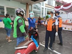Petugas dari Pemkot Denpasar mengecek pengguna jalan terkait protokol COVID 19. (Foto: Humas Pemkot Denpasar)