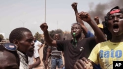 Des manifestants dénonçant le putsch à Ouagadougou