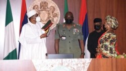 Buhari yana sakawa shugaban sojin kasa hula (Hoto: Twitter Nigerian Army)