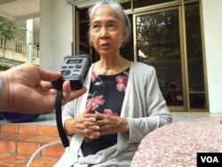 លោកស្រី ​ជា វណ្ណាត ​អ្នកតាម​ឃ្លាំមើល​នយោបាយ​ម្នាក់​ក្នុង​ប្រទេស​កម្ពុជា ផ្តល់​បទ​សម្ភាសន៍​ដល់​លោក សុខ ខេមរា នៅ​គេហដ្ឋាន​លោក​ស្រី​កាល​ពី​ថ្ងៃ​ទី​២១ ខែ​តុលា ឆ្នាំ​២០១៥។ (សុខ ខេមរា/VOA)