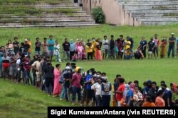 Para pengungsi antre di Stadion Manakarra setelah gempa bumi kuat mengguncang Mamuju, Sulawesi Barat, Minggu, 17 Januari 2-21. (Foto: Sigid Kurniawan/Antara via Reuters)