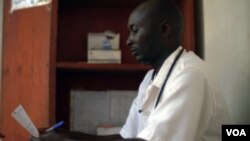 Government nurse Bienvenu Sapioko does a consultation with an HIV-positive patient in the only hospital in Zemio, Central African Republic. (Z. Baddorf/VOA)