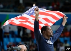 Atlet bola basket AS Kevin Durant merayakan diraihnya medali emas oleh timnya dalam Olimpiade 2016 di Rio de Janeiro, Brazil (21/8).