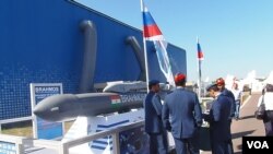 今年莫斯科航展上的印度军人，以及俄印联合研制的博拉莫斯巡航导弹。（美国之音白桦拍摄）