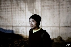 Seorang migran dengan cat putih di wajah setelah menerima perawatan karena serangan gas air saat berusaha memasuki wilayah AS menuju San Diego, California, dari Tijuana, Meksiko, 1 Januari 2019.