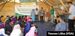 Para perempuan pemilik usaha mikro saat menerima bantuan dana stimulan dari YSKK dan Child Fund Internasional di salah satu bangunan di Huntara Duta Indah, Layana Indah, Palu, Kamis (4/7/2019). (Foto: Yoanes Litha/VOA)
