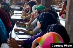 សិស្ស​ជនជាតិ​ចាម​កំពុង​រៀន​នៅ​ក្នុង​ថ្នាក់​រៀន​សាសនា​ជា​លក្ខណៈ​ឯកជន​មួយ​នៅ​ក្រោម​ផ្ទះ​មួយ​ខ្នង​ក្នុង​ស្រុក​ក្រូចឆ្មារ ខេត្ត​ត្បូងឃ្មុំ​នៃ​ប្រទេស​កម្ពុជា។ (រូបថត៖អេង កុកថាយ ​នៃ​មជ្ឈមណ្ឌល​ឯកសារ​កម្ពុជា)