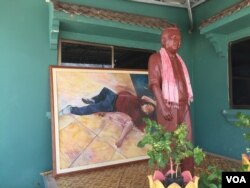 រូប​សំណាកលោក កែម ឡី អ្នកវិភាគ​សង្គម​ ដែល​រងការ​បាញ់សម្លាប់​ ដាក់បង្ហាញ​នៅឯ​គេហដ្ឋាន​ ក្នុង​ខេត្ត​តាកែវ​ នៅថ្ងៃទី២​ ខែ​កក្កដា​ ឆ្នាំ​២០១៧។ (ហ៊ុល រស្មី/ VOA)