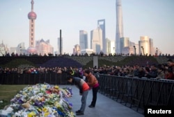 上海踩踏事故罹难者家属在外滩祭奠亲人