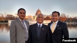 លោក រឿន វាសនា (ស្តាំ) ដែល​ជា​បេក្ខជន​ខ្មែរ​អាមេរិកាំង​ដំបូង​គេ​បង្អស់​ឈរឈ្មោះជាតំណាងរាស្រ្ត​ប្រចាំ​សង្កាត់​លេខ​១០៩​នៃ​រដ្ឋ Connecticut ថតរូបជាមួយ​នឹង​លោក ព្រហ្ម សៅរ៍នរ៉ា (កណ្តាល) ប្រធាន​ក្រុមប្រឹក្សា និង​លោក ទូច វិបុល (ឆ្វេង) ប្រធាន​អង្គការ​សម្ព័ន្ធមិត្ត​ខ្មែរ​អាមេរិកាំង។