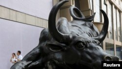 တရုတ်နိုင်ငံ ဘေဂျင်းမြို့လယ်ရှိ ရင်းနှီးမြှုပ်နှံမှု ကုမ္ပဏီရှေ့ (REUTERS/Kim Kyung-Hoon)