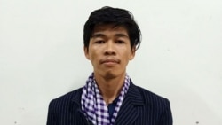 លោក សុវណ្ណ រិទ្ធី ចាងហ្វាងសារព័ត៌មាន TVFB បង់កក្រមា ត្រូវបានសួរចម្លើយនៅស្នងការដ្ឋាននគរបាលរាជធានីភ្នំពេញ កាលពីថ្ងៃពុធ និងត្រូវបានចោទប្រកាន់កាលពីថ្ងៃព្រហស្បតិ៍ (រូបថតពីហ្វេសប៊ុករបស់ស្នងការដ្ឋាននគរបាលរាជធានីភ្នំពេញ)