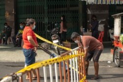 រូបឯកសារ៖ អាជីវករ​ជញ្ជូន​ឥវ៉ាន់​ចេញ​ពី​ផ្សារ​ចាស់​ដែល​ត្រូវ​បាន​អាជ្ញាធរ​បិទ​ការ​ចេញ​ចូល​បន្ទាប់​ពី​រក​ឃើញ​អាជីវករ​ក្នុង​ផ្សារ​នេះ​មាន​ជំងឺ​កូវីដ១៩​ក្នុង​រាជធានី​ភ្នំពេញ កាល​ពី​ថ្ងៃ​ទី១២ ខែ​មេសា ឆ្នាំ​២០២១។ (ទុំ ម្លិះ/វីអូអេ)