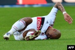 지난 2012년 이탈리아 북부 토리노에서 열린 토리노와 AC 밀란 경기에서 니헬 데 용 미드필더 선수가 '아킬레스'에 부상당한 뒤 신음하고 있다.