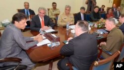 Perdana Menteri Pakistan Imran Khan (kiri) bertemu dengan Menteri Luar Negeri AS, Mike Pompeo (depan), di Islamabad, Pakistan, 5 September 2018. (Foto: Departemen Informasi Pers Pakistan.)