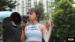 Penyintas kekerasan seksual, Chicilia, menyerukan universitas menghukum pelaku kekerasan atau pelecehan seksual di kampus dalam sebuah aksi pada 8 Maret 2020. (Foto: VOA/Rio Tuasikal)