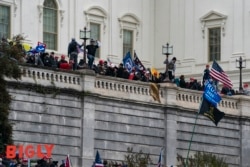 Tramp tərəfdarları Kapitoli binasının önündə toplaşıblar. Günorta saatlarında bir sıra etirazçılar binaya zorla daxil olublar. Vaşinqton. 6 yanvar, 2021.