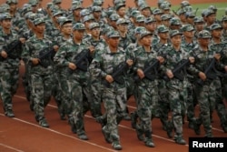 지난 2015년 중국 윈난성 쿤밍에서 학생들이 군사 훈련에 참가하고 있다.