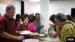 William A. Heidt, U.S. Ambassador to Cambodia has lunch with local Cambodian-Americans at Buddhikarama temple, Maryland, July 23, 2017. (Nem Sopheakpanha/VOA Khmer)