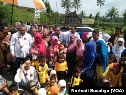 Menkeu Sri Mulyani menyapa anak-anak TK yang bermain tak jauh dari lokasi kunjungannya di Magelang Jawa Tengah.