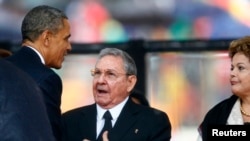 Predsednik Barak Obama rukuje se sa kubanskim predsednikom Raulom Kastrom